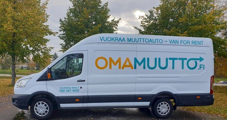Pakettiauto takalaitanostimella muuttoa varten