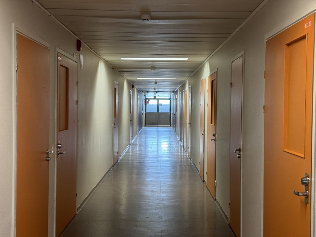 Varastokäytävä oranssein ovin Kontiolahti Paiholassa